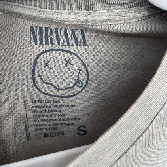 Officially Licensed Nirvana In Bloom Floral Heart T-Shirt Beige Small NWOT - Picture 6 of 7